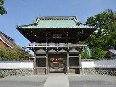 海源寺さんです。
日蓮宗寺院です。

こちらは、海老名市中新田に在します。
立派な門が目印です。
