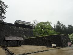 神魂神社から松江市内へ20分くらいで到着。
雨がひどくなってきたので、松江城に1番近い「大手前駐車場」にとめました。
