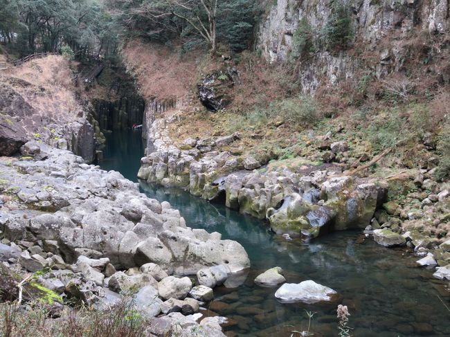 遊歩道の横には渓谷があります。