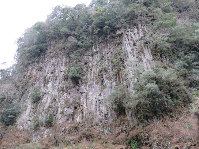 仙人の屏風岩。<br />遊歩道の向かいにそびえる断崖です。