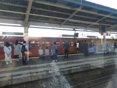 松山駅で「宇和海」乗車して出発待ち

となりのホームにはイベント列車「伊予灘ものがたり」も出発待ち
キハ４７が模様替えしてグリーン車になっていたのに驚き
