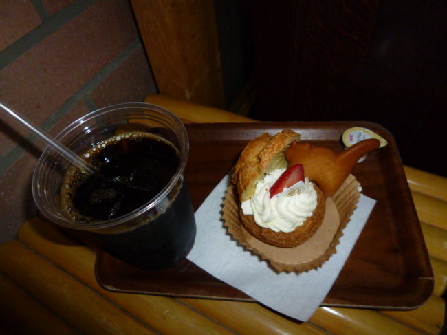 たまカフェでいただきました。シュークリームに猫ちゃんのクッキーが乗っています。