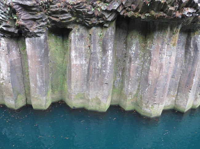高千穂峡は、壁は大昔の阿蘇山の噴火で流れてきた溶岩で、<br />その溶岩が五ヶ瀬川に浸食されてできたそうです。