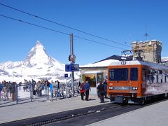 グルナーグラート駅に到着!　オレンジ色の登山電車とマッターホルンを入れて、良い写真が撮れました!