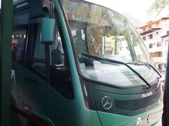 村からはマイクロバスで行きます。