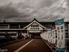 予定通り5:20に会津若松駅に到着、まだ雨は降っていませんが曇りです。
会津若松といえば鶴ヶ城でしょうということで、徒歩で鶴ヶ城を目指します