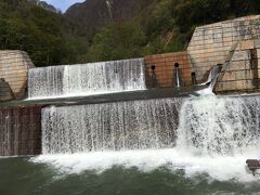 翌日朝から苗名滝。
今年新しい道が出来ていて、ナビにも乗ってなく、道路標識も改められていない上、旧道が閉鎖されていて結構ぐるぐるしてしまいました。。。
行政と警察とか色々連携取れてないなって(;'∀')
ただ新しい道はずどーんと滝の手前まできれいに引かれています。
写真は実際の滝の手前に作られている砂防ダム。かなりの水量でこれも迫力あります。遊歩道とかつり橋が整備されていて、便利に見れます。