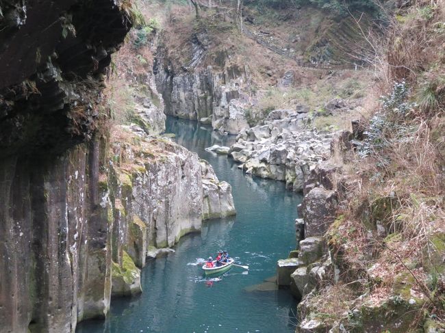 また渓谷沿いを歩きます。