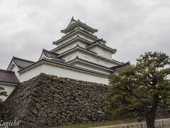 何十年ぶりに訪れた鶴ヶ城、残念ながら桜の季節は過ぎてしまっていましたが、圧倒的な存在感です