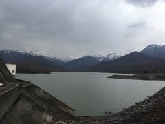 笹ヶ峰高原の乙見湖から見た風景がなんだか日本離れしてました。ちょっとカナダの山に似ていてみんなと感動してました。
天気が少し下り気味だったので、暗いですが、それでも十分綺麗に思いました。晴れていたらもっときれいなんだろうなぁ。。。
GWだというのに全く人がいなくてびっくりでした（笑）