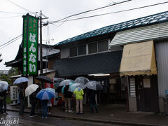 喜多方の人気店坂内食堂にも雨の中長蛇の列ができています