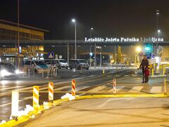 空港バスもなくなる夜間にリュブリャナ空港に到着。タラップを降りると息が凍るほどの寒さ。空港の外には雪が積もっていました。春の景色ではありません。