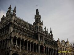 荷物を部屋に置いて、観光へ。ホテルの裏手がグランプラスです。