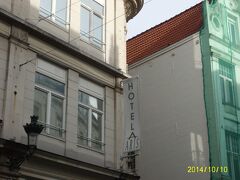 本日の宿、ホテル　アリスです。大きなスーツケースを持っていたので、事前に階段のないルートを調べておきました。駅から出ないで、地下２階のGalerie Hortaと書いてある所へエレベータで降り、地下通路を通ってノボテルのホテル横に出ます。そこは小さな広場状になっていますが、（ここで方向がわからなくなりましたが、広場にイビスホテルがあったので、中に入って道を聞きました）そのまま直進の方向の通りを行くと右手にすぐあります。運よくバスタブ付の部屋になりました。部屋は清潔で快適でした。