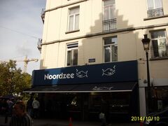 ガイドブックを見ていて、是非来たかったお店、メール・ド・ノール。グランプラスからは歩いて１０分程。カトリーヌ広場の近くです。席はなくて、立って食べるスタイル。カウンターのおじさんに、 Friture de calamares（カラマリ、イカのフライ）を注文。グラスワインも。出てきたカラマリは大量でしたが、レモンは一切れ。隣で食べていた男性のお皿には４個くらいレモンがのっていたので、もっとレモン頂戴、と言うと、お店のおじさん、不機嫌そうでした。レモンはくれましたが。。さっさと食べて、グランプラス方面へ戻りました。味は。。まあ、普通でした。