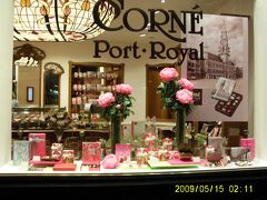 店内もピンク色に装飾されているコルネ。パッケージが可愛い。（写真は2009年に撮影したものです。）
夕食後、ホテルに戻って就寝、翌朝、パリへ向かいました。