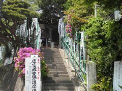 【虚空蔵堂・入口】

極楽寺坂の脇にある、小さなお堂です。
有名な観光地ではないようですが、上りがたくさん立っており、花も咲いていたので、見学してみました。