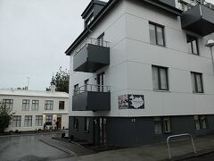 レイキャビクでの宿は、前回2013年秋にも泊まってお気に入りになったReykjavik4You Apartments。
広く新しい設備と居心地の良さが売りのアパート・スタイルのホテルで、周辺は住宅街で閑静ですが賑やかな通りやハットルグリムス教会まで徒歩５，６分の好立地。
 
敷地には、宿泊棟(画像手前の棟)のほか、無料駐車場、受付棟(画像左奥の棟)が入っています。 
受付は２４時間開いているわけではないので、朝早く出発する場合などの鍵の返却方法はあらかじめ聞いておくのが正解。