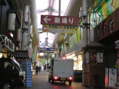 2日目の朝、
朝食前に近江町市場へ散歩に出かけます。

