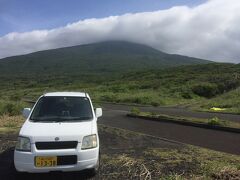 さて、レンタカーを借りて空港からすぐの南原千畳岩へ。そうそう、八丈島の車はみんな品川ナンバーです。