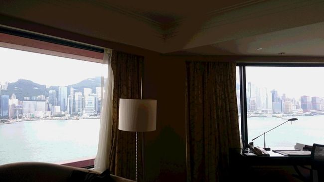 日本では、決してありえない、<br />香港では、贅沢にホテルライフを満喫するのが、私の楽しみ。<br />相棒が会員なので、直接予約しました。<br />グレードアップで、ジュニアスイートです。<br />２方向の窓。お気に入りです。<br />シャンプーなど、フェラガモにチェンジしてくれるのですが、<br />香りがかわってました。<br />前のほうが、個人的には好みかな・・・(^^♪