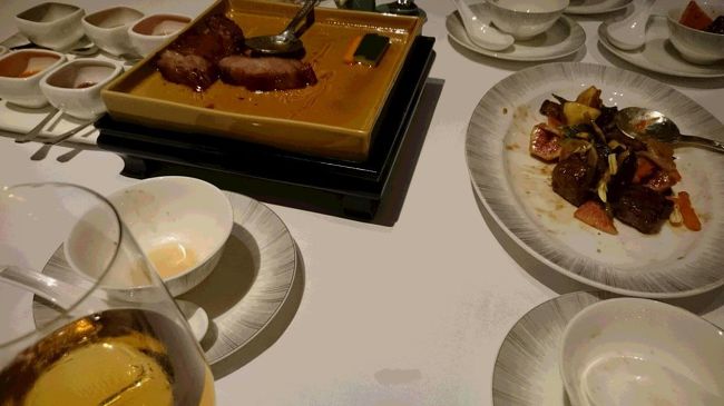 今回、残念なのは、いろん料理を食べたかったから、コースにしなかった。<br />しかし、中華料理は沢山で囲みながら食べるから、沢山の種類を食べられる。<br />一品の量も多いので、食べきれない((+_+))写真が残り物ですみません。<br /><br />スタッフには、日本語話せる方がいて、落ち着いた雰囲気。<br />個人的には、シャングリラホテルの、シャンパレスもお薦め。