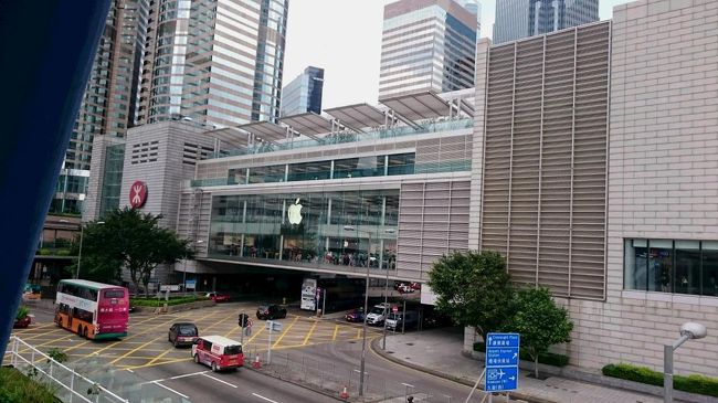 今日はお天気がいいし、赤柱でランチにしよう。<br />あとは今、話題のマンションを見に行くのが今日の目標。<br /><br />まずは、スターフェリーでセントラルへ移動。<br />セントラルから、バスで移動。<br />何度見ても、ＩＦＣのアップルの２階まであるお店は大きいな〜。<br />