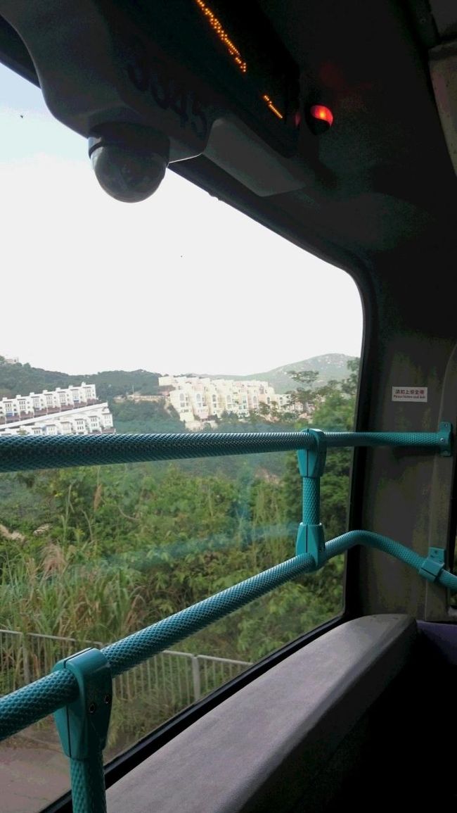 バスはやっぱり2階の一番前がお気に入り。<br />結構、山の上だけど・・・お金持ちは不便じゃないのかな。