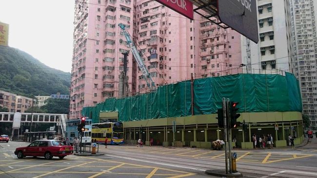 トラム停留所の前です。