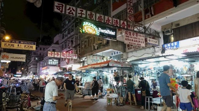 着きました。<br />大阪でいうところの、日本橋（ニッポンバシ）。<br />電気屋街です。