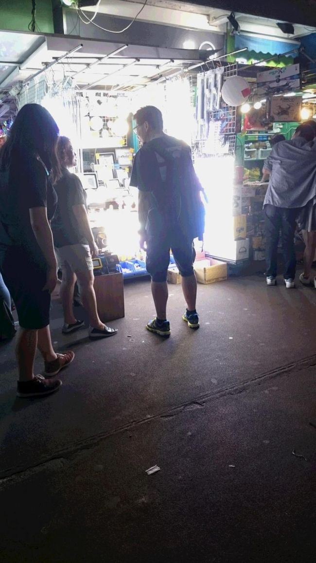 電球光ってる！<br />楽しいです。とても、ニギヤカデ、活気がありました。<br /><br />結構、今日もブラブラしました。<br />次は、ホテルへ戻る前に、<br />今月で閉店？する、猫のクリームあにきのお店へ行きます。