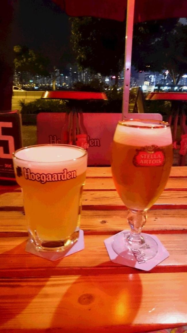 香港最後の夜。<br />ホテルまでの帰りに、夜景を見ながら、<br />シャングリラホテルぐらいから、裏の海沿い側のお店で、<br />ビールと、ピザがいつものお気に入り。<br />今日も満足。