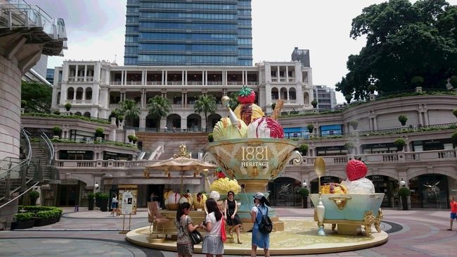 今回の、ヘリテージには、大きなパフェが。<br />美味しそうです。<br />周りからミストが出てます。