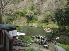 高千穂峡到着。

ボート好きの相方がボート乗り場の看板見つけると、
「一服するから先に並んで来て!!」と。

時間にしてもう14:30。飛行機の時間もあるし・・
ボートは二人乗りだしこんなならんでるし。いやもう無理だろ。。