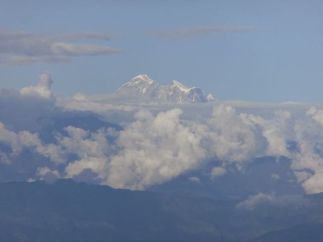 クラブヒマラヤリゾートホテルの部屋からヒマラヤの眺望。屋上では確かヨーロッパのツアーの方がヨガを楽しんでいたのでちょっぴり参加させていただきました。