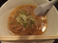 そんなに並ばずには入れると言うことでまずは札幌ラーメンのすみれへ。