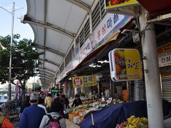 　Korail釜田駅から地下鉄釜田駅へは、いろいろな市場があります。