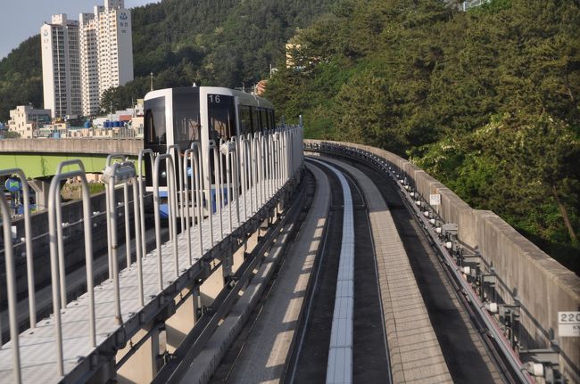 　反対列車とすれ違います。