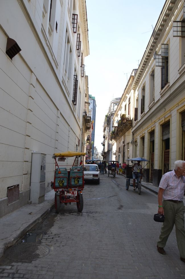 裏通りには自転車タクシーが客待ち。でも、あまりしつこくは言い寄ってこない。物売りもあまりいないし、そういう意味では歩きやすい街。