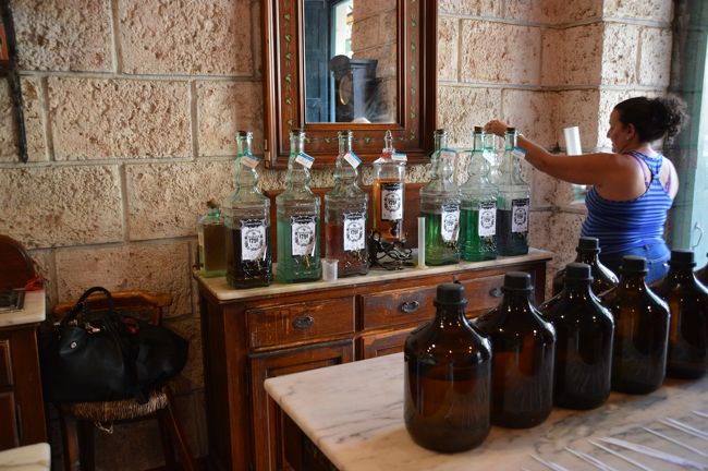 さてお土産。<br />特にこれっといったものがないので困ったが、キューバの植物で作った香水にした。<br />ホテルの近くにあるベルフメリア・ハバナ1791というお店。