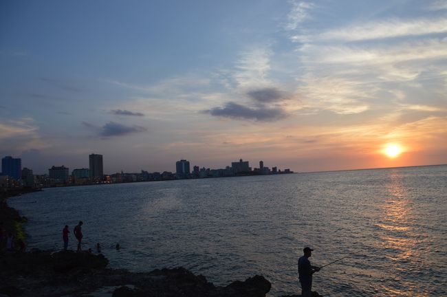 ブンタ要塞から夕暮れ時のマレコン通り方面の新市街を見る。<br />この辺りでは憩いのスポットになっているみたい。