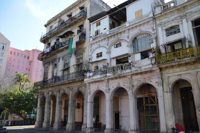 いろいろと歩いて行くと、いたるところにわけのわからんような古い建物が見られる。