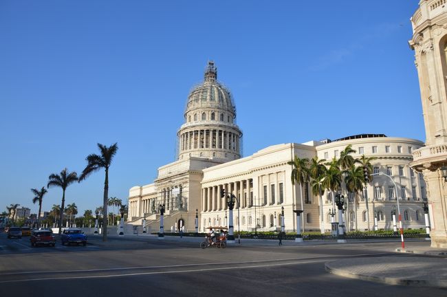 翌日は、ハバナ1日観光ツアーに参加。ホテルインテグラで朝に集合して街歩き。<br />英語ツアーだけど、イギリス人のカップルと私以外の日本人３人の参加。私以外の日本人はバイリンガルなので、私はあまり英語をしゃべらずに済んで助かった。<br />まずはすぐ近くの旧国会議事堂。これがアメリカの国会議事堂を真似て作ったというやつ。