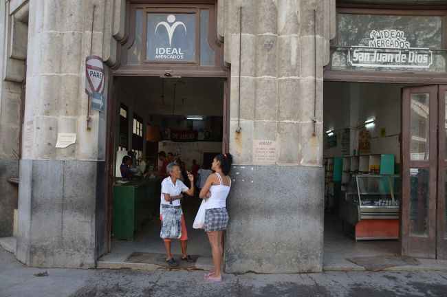 いろいろとダラダラと街を歩いていく。<br />これは地元の人のマーケット。入ることもできるが、みんなにジロジロ見られますよ、とのこと。まだ東洋系は珍しいらしい。