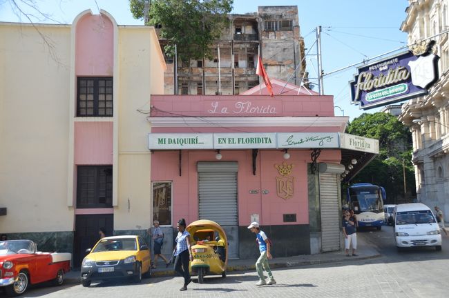 さらにぐるっと回ってオビスポ通り入り口のフロリディータ。<br />ヘミングウェイの行きつけの店だった、というやつ。今は開店前。夕方はすごい混雑。