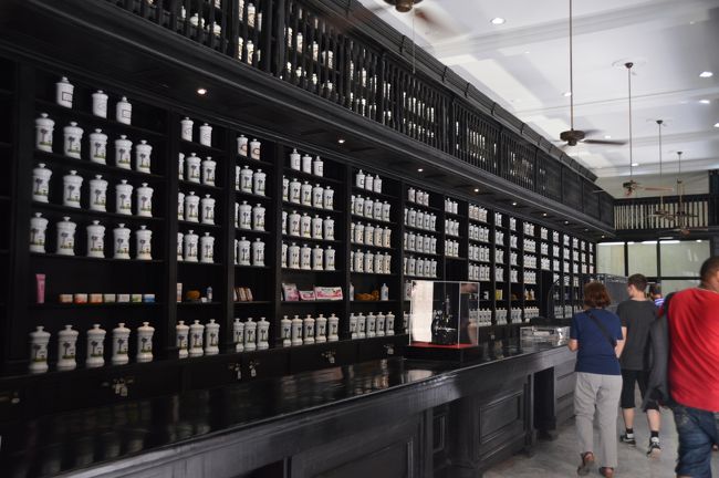 オビスポ通りにある、薬局。なんかキューバには不釣り合いなほど本格的な店。
