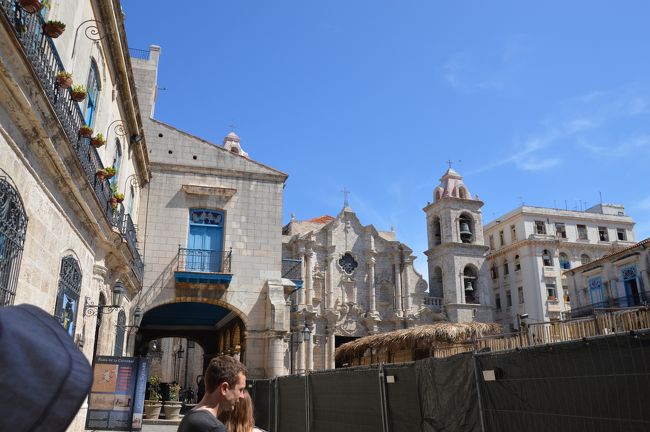 カテドラルは、前を改修していて例の写真ばあさんもいなかった。