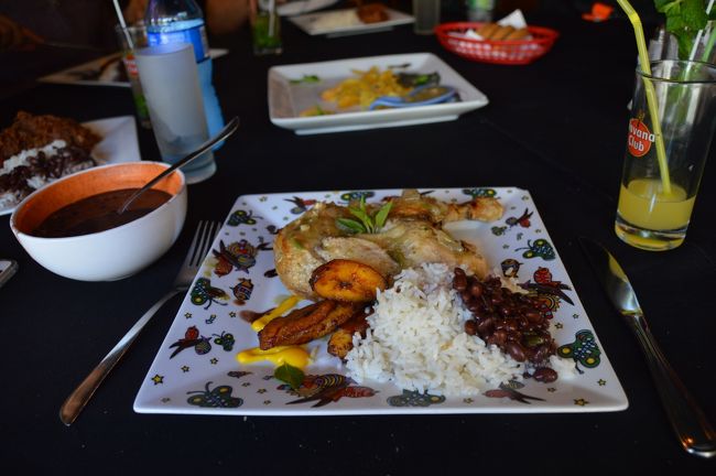 キューバ料理。それぞれ違った種類の料理を注文してみんなでシェアして食べる。どれも美味しかった。左の黒豆のスープをご飯いかけて食べるらしい。<br />しつこくなくて日本人に合うのでは。