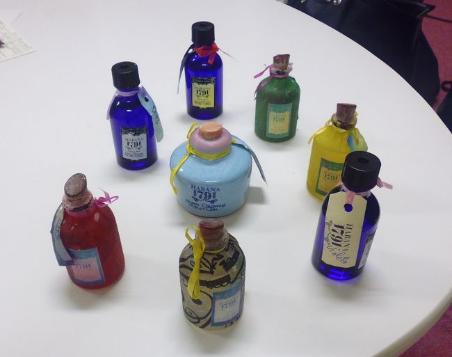 いろんな種類の瓶に入れてくれて、一つ１５〜１７CUC。カードが使えなくて、やむなくユーロで払う。１CUC=1ユーロ。他の店でも大抵ユーロで払える。レートが悪いけど、両替の時間を考えると仕方ない。