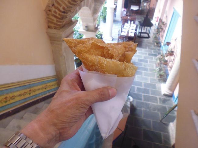道端で売っていたお菓子。これで１CUC。割といける。他にソフトクリームも食べたが、普通の美味しさ。でも３CUCもした。